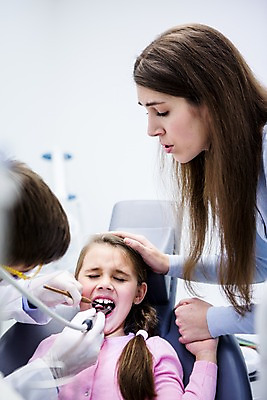 포토 JPG 백인 여자 남자 딸 가족 엄마 고글 치과 마스크 앉기 소녀 상반신 20대 성인 앞모습 옆모습 치료 세명 눕기 손잡기 유치원생 고통 환자 무서움 고민 괴로움 치과의사 치과진료 안경낌 국내포토 서양인 감정 안경 어린이 뷰포인트 의학 관계 모션 병원 사람 청년 진료 의사 파일형식