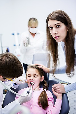 포토 JPG 백인 여자 남자 딸 가족 엄마 고글 치과 마스크 앉기 소녀 여러명 상반신 20대 성인 앞모습 옆모습 치료 눕기 손잡기 유치원생 고통 환자 무서움 고민 괴로움 치과의사 치과진료 안경낌 국내포토 서양인 감정 안경 어린이 뷰포인트 다수 의학 관계 모션 병원 사람 청년 진료 의사 파일형식