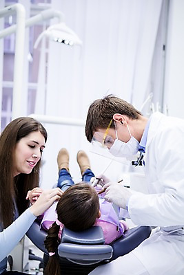 포토 JPG 백인 여자 남자 딸 가족 엄마 고글 치과 마스크 앉기 소녀 상반신 20대 성인 옆모습 뒷모습 치료 세명 눕기 손잡기 유치원생 고통 환자 무서움 고민 괴로움 치과의사 치과진료 안경낌 국내포토 서양인 감정 안경 어린이 뷰포인트 의학 관계 모션 병원 사람 청년 진료 의사 파일형식