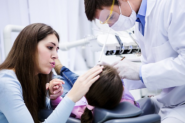 포토 JPG 백인 여자 남자 딸 가족 엄마 고글 치과 마스크 앉기 소녀 상반신 20대 성인 옆모습 뒷모습 치료 세명 눕기 손잡기 유치원생 고통 환자 무서움 고민 괴로움 치과의사 치과진료 안경낌 국내포토 서양인 감정 안경 어린이 뷰포인트 의학 관계 모션 병원 사람 청년 진료 의사 파일형식