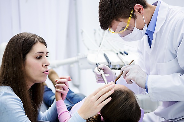 포토 JPG 백인 여자 남자 딸 가족 엄마 고글 치과 마스크 앉기 소녀 상반신 20대 성인 옆모습 치료 세명 눕기 손잡기 유치원생 고통 환자 무서움 고민 괴로움 치과의사 치과진료 안경낌 국내포토 서양인 감정 안경 어린이 뷰포인트 의학 관계 모션 병원 사람 청년 진료 의사 파일형식