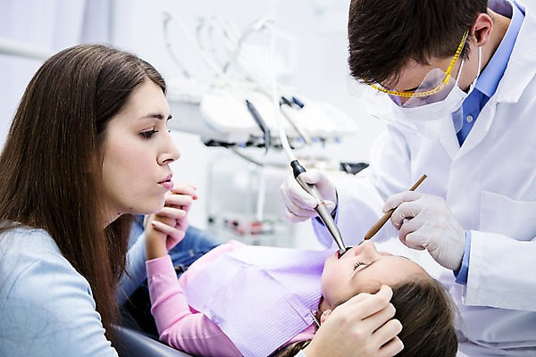 포토 JPG 백인 여자 남자 딸 가족 엄마 고글 치과 마스크 앉기 소녀 상반신 20대 성인 옆모습 치료 세명 눕기 손잡기 유치원생 고통 환자 무서움 고민 괴로움 치과의사 치과진료 안경낌 국내포토 서양인 감정 안경 어린이 뷰포인트 의학 관계 모션 병원 사람 청년 진료 의사 파일형식