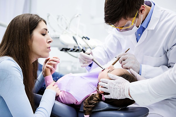 포토 JPG 백인 여자 남자 딸 가족 엄마 고글 치과 마스크 앉기 소녀 상반신 20대 성인 옆모습 치료 세명 눕기 손잡기 유치원생 고통 환자 무서움 고민 괴로움 치과의사 치과진료 안경낌 국내포토 서양인 감정 안경 어린이 뷰포인트 의학 관계 모션 병원 사람 청년 진료 의사 파일형식