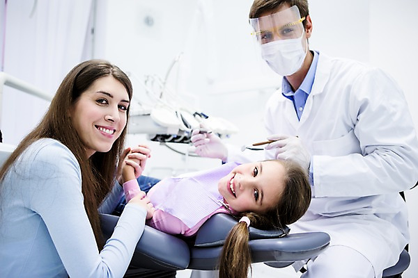 포토 JPG 백인 여자 남자 딸 가족 엄마 고글 치과 마스크 미소 앉기 소녀 상반신 20대 성인 옆모습 세명 눕기 손잡기 유치원생 기쁨 환자 만족 상쾌 치과의사 치과진료 안경낌 국내포토 서양인 감정 안경 어린이 뷰포인트 의학 관계 모션 표정 병원 사람 청년 진료 의사 파일형식