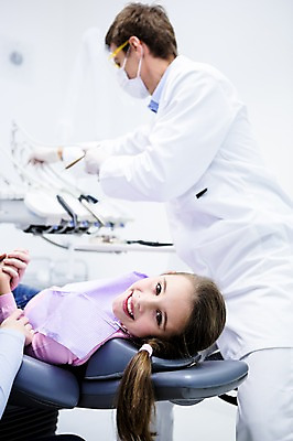 포토 JPG 백인 손 여자 남자 딸 가족 엄마 치과 마스크 미소 앉기 소녀 상반신 20대 성인 옆모습 신체부위 세명 눕기 손잡기 유치원생 기쁨 환자 만족 상쾌 치과의사 치과진료 국내포토 서양인 감정 어린이 뷰포인트 의학 관계 모션 표정 병원 사람 청년 진료 의사 파일형식