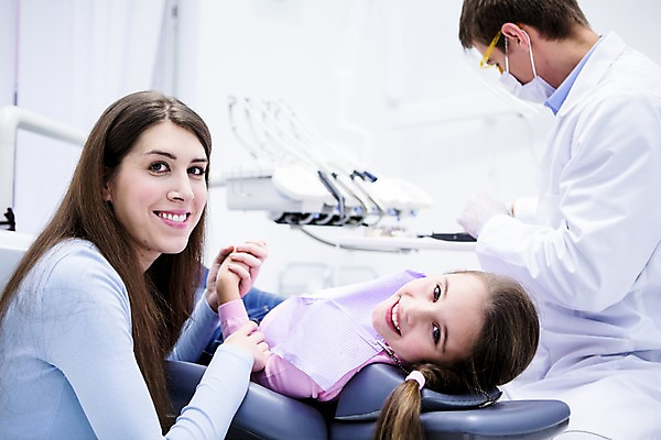 포토 JPG 백인 여자 남자 딸 가족 엄마 치과 마스크 미소 앉기 소녀 상반신 20대 성인 옆모습 세명 눕기 손잡기 유치원생 기쁨 환자 만족 상쾌 치과의사 치과진료 국내포토 서양인 감정 어린이 뷰포인트 의학 관계 모션 표정 병원 사람 청년 진료 의사 파일형식