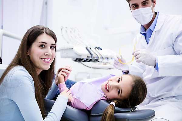 포토 JPG 백인 여자 남자 딸 가족 엄마 치과 마스크 미소 앉기 소녀 상반신 20대 성인 옆모습 세명 눕기 손잡기 유치원생 기쁨 환자 만족 상쾌 치과의사 치과진료 국내포토 서양인 감정 어린이 뷰포인트 의학 관계 모션 표정 병원 사람 청년 진료 의사 파일형식