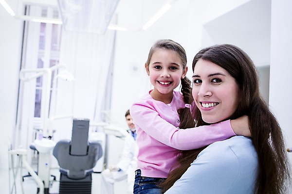 포토 JPG 백인 여자 딸 가족 안기 엄마 치과 미소 소녀 상반신 20대 성인 옆모습 세명 깨끗함 화목 유치원생 치과의사 들어올리기 국내포토 서양인 어린이 뷰포인트 컨셉 관계 모션 표정 병원 사람 청년 의사 파일형식