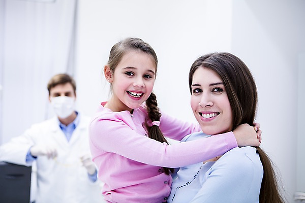 포토 JPG 백인 여자 딸 가족 안기 엄마 치과 미소 소녀 상반신 20대 성인 옆모습 세명 깨끗함 화목 유치원생 의사 치과의사 들어올리기 국내포토 서양인 어린이 뷰포인트 컨셉 관계 모션 표정 병원 사람 청년 의료진 파일형식