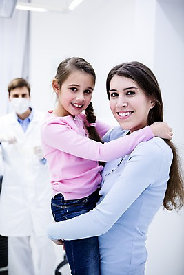 포토 JPG 백인 여자 딸 가족 안기 엄마 치과 미소 소녀 상반신 20대 성인 옆모습 세명 깨끗함 화목 유치원생 의사 치과의사 들어올리기 국내포토 서양인 어린이 뷰포인트 컨셉 관계 모션 표정 병원 사람 청년 의료진 파일형식