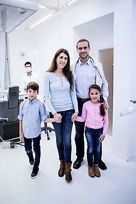 포토 JPG 전신 백인 여자 남자 딸 아들 초등학생 가족 엄마 치과 서기 미소 소녀 소년 여러명 20대 성인 앞모습 10대 걷기 손잡기 깨끗함 화목 유치원생 의사 아빠 치과의사 국내포토 서양인 학생 어린이 뷰포인트 다수 컨셉 관계 모션 청소년 표정 병원 사람 청년 의료진 파일형식