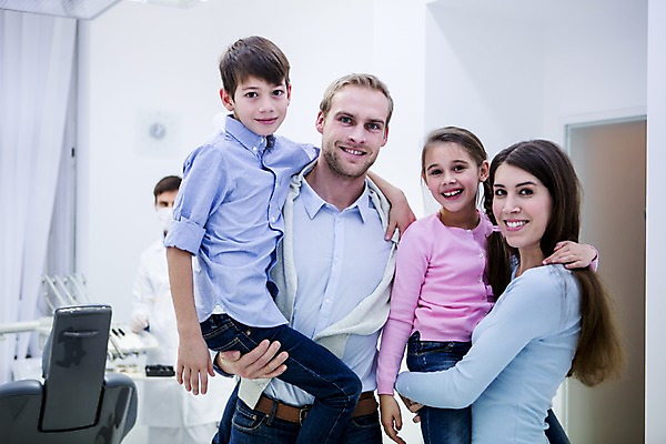 포토 JPG 백인 여자 남자 딸 아들 초등학생 가족 안기 엄마 치과 미소 소녀 소년 여러명 상반신 20대 성인 앞모습 옆모습 10대 깨끗함 화목 유치원생 아빠 치과의사 들어올리기 국내포토 서양인 학생 어린이 뷰포인트 다수 컨셉 관계 모션 청소년 표정 병원 사람 청년 의사 파일형식