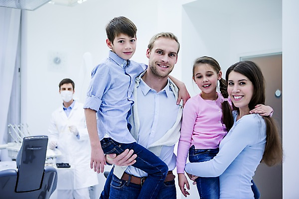 포토 JPG 백인 여자 남자 딸 아들 초등학생 가족 안기 엄마 치과 미소 소녀 소년 여러명 상반신 20대 성인 앞모습 옆모습 10대 깨끗함 화목 유치원생 의사 아빠 치과의사 들어올리기 국내포토 서양인 학생 어린이 뷰포인트 다수 컨셉 관계 모션 청소년 표정 병원 사람 청년 의료진 파일형식