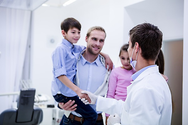 포토 JPG 백인 여자 남자 딸 아들 초등학생 가족 안기 엄마 악수 치과 마스크 소녀 소년 여러명 상반신 20대 성인 앞모습 옆모습 아웃포커스 10대 손잡기 깨끗함 화목 유치원생 의사 아빠 치과의사 들어올리기 국내포토 서양인 학생 어린이 뷰포인트 다수 컨셉 관계 모션 청소년 촬영기법 병원 사람 손짓 청년 의료진 파일형식