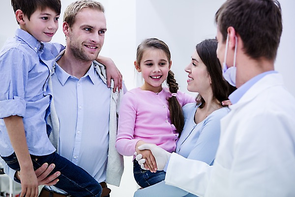 포토 JPG 백인 여자 남자 딸 아들 초등학생 가족 안기 엄마 악수 치과 마스크 미소 소녀 소년 여러명 상반신 20대 성인 앞모습 옆모습 10대 손잡기 깨끗함 화목 유치원생 의사 아빠 치과의사 들어올리기 국내포토 서양인 학생 어린이 뷰포인트 다수 컨셉 관계 모션 청소년 표정 병원 사람 손짓 청년 의료진 파일형식