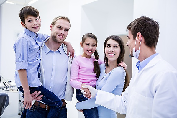 포토 JPG 백인 여자 남자 딸 아들 초등학생 가족 안기 엄마 악수 치과 마스크 소녀 소년 여러명 상반신 20대 성인 앞모습 옆모습 10대 손잡기 깨끗함 화목 유치원생 의사 아빠 치과의사 들어올리기 국내포토 서양인 학생 어린이 뷰포인트 다수 컨셉 관계 모션 청소년 병원 사람 손짓 청년 의료진 파일형식