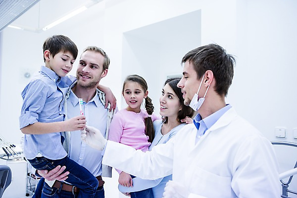 포토 JPG 백인 여자 남자 딸 아들 초등학생 가족 안기 엄마 치과 마스크 소녀 소년 여러명 상반신 20대 성인 앞모습 옆모습 10대 깨끗함 화목 유치원생 의사 아빠 칫솔 주기 치과의사 획득 들어올리기 국내포토 서양인 학생 어린이 뷰포인트 다수 컨셉 관계 모션 청소년 병원 사람 청년 위생용품 의료진 파일형식