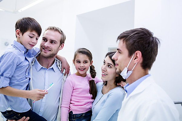 포토 JPG 백인 여자 남자 딸 아들 초등학생 가족 안기 엄마 치과 마스크 들기 소녀 소년 여러명 상반신 20대 성인 앞모습 옆모습 10대 깨끗함 화목 유치원생 의사 아빠 칫솔 치과의사 들어올리기 국내포토 서양인 학생 어린이 뷰포인트 다수 컨셉 관계 모션 청소년 병원 사람 청년 위생용품 의료진 파일형식