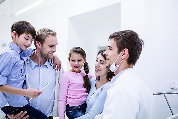 포토 JPG 백인 여자 남자 딸 아들 초등학생 가족 안기 엄마 치과 마스크 들기 소녀 소년 여러명 상반신 20대 성인 앞모습 옆모습 10대 깨끗함 화목 유치원생 의사 아빠 칫솔 치과의사 들어올리기 국내포토 서양인 학생 어린이 뷰포인트 다수 컨셉 관계 모션 청소년 병원 사람 청년 위생용품 의료진 파일형식