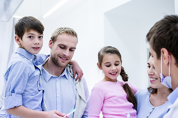 포토 JPG 백인 여자 남자 딸 아들 초등학생 가족 안기 엄마 치과 마스크 들기 소녀 소년 여러명 상반신 20대 성인 앞모습 옆모습 10대 깨끗함 화목 유치원생 의사 아빠 칫솔 치과의사 들어올리기 국내포토 서양인 학생 어린이 뷰포인트 다수 컨셉 관계 모션 청소년 병원 사람 청년 위생용품 의료진 파일형식