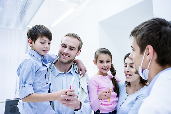 포토 JPG 백인 여자 남자 딸 아들 초등학생 가족 안기 엄마 치과 마스크 들기 소녀 소년 여러명 상반신 20대 성인 앞모습 옆모습 10대 깨끗함 화목 유치원생 의사 아빠 칫솔 치과의사 들어올리기 국내포토 서양인 학생 어린이 뷰포인트 다수 컨셉 관계 모션 청소년 병원 사람 청년 위생용품 의료진 파일형식