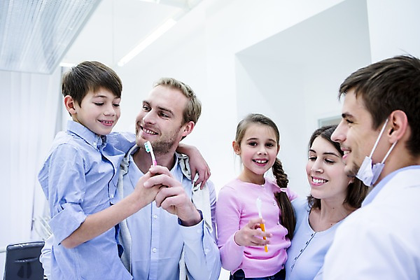 포토 JPG 백인 여자 남자 딸 아들 초등학생 가족 안기 엄마 치과 마스크 들기 소녀 소년 여러명 상반신 20대 성인 앞모습 옆모습 10대 깨끗함 화목 유치원생 의사 아빠 칫솔 치과의사 들어올리기 국내포토 서양인 학생 어린이 뷰포인트 다수 컨셉 관계 모션 청소년 병원 사람 청년 위생용품 의료진 파일형식