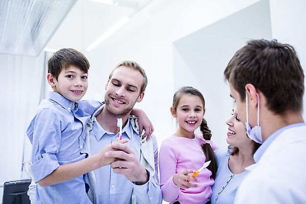 포토 JPG 백인 여자 남자 딸 아들 초등학생 가족 안기 엄마 치과 마스크 들기 소녀 소년 여러명 상반신 20대 성인 앞모습 옆모습 10대 깨끗함 화목 유치원생 의사 아빠 칫솔 치과의사 들어올리기 국내포토 서양인 학생 어린이 뷰포인트 다수 컨셉 관계 모션 청소년 병원 사람 청년 위생용품 의료진 파일형식