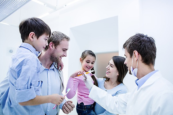 포토 JPG 백인 여자 남자 딸 아들 초등학생 가족 안기 엄마 치과 마스크 들기 소녀 소년 여러명 상반신 20대 성인 앞모습 옆모습 10대 깨끗함 화목 유치원생 의사 아빠 칫솔 치과의사 들어올리기 국내포토 서양인 학생 어린이 뷰포인트 다수 컨셉 관계 모션 청소년 병원 사람 청년 위생용품 의료진 파일형식