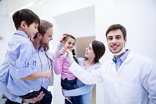 포토 JPG 백인 여자 남자 딸 아들 초등학생 가족 안기 엄마 치과 마스크 들기 소녀 소년 여러명 상반신 20대 성인 앞모습 옆모습 10대 깨끗함 화목 유치원생 의사 잡기 아빠 칫솔 주기 치과의사 획득 들어올리기 국내포토 서양인 학생 어린이 뷰포인트 다수 컨셉 관계 모션 청소년 병원 사람 청년 위생용품 의료진 파일형식