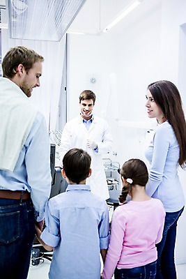 포토 JPG 백인 여자 남자 딸 아들 초등학생 가족 엄마 치과 소녀 소년 여러명 상반신 20대 성인 앞모습 뒷모습 10대 마주보기 깨끗함 화목 유치원생 의사 아빠 치과의사 국내포토 서양인 학생 어린이 뷰포인트 다수 컨셉 관계 모션 청소년 병원 사람 청년 의료진 파일형식