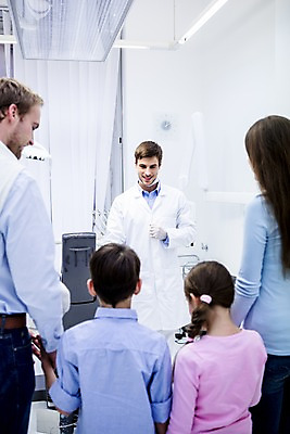 포토 JPG 백인 여자 남자 딸 아들 초등학생 가족 엄마 치과 소녀 소년 여러명 상반신 20대 성인 앞모습 뒷모습 10대 마주보기 깨끗함 화목 유치원생 의사 아빠 치과의사 국내포토 서양인 학생 어린이 뷰포인트 다수 컨셉 관계 모션 청소년 병원 사람 청년 의료진 파일형식