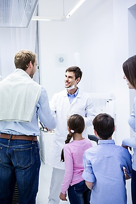 포토 JPG 백인 여자 남자 딸 아들 초등학생 가족 엄마 악수 치과 소녀 소년 여러명 상반신 20대 성인 앞모습 뒷모습 10대 마주보기 깨끗함 화목 유치원생 의사 아빠 치과의사 국내포토 서양인 학생 어린이 뷰포인트 다수 컨셉 관계 모션 청소년 병원 사람 손짓 청년 의료진 파일형식