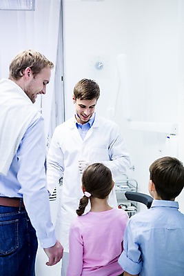 포토 JPG 백인 여자 남자 딸 아들 초등학생 가족 치과 소녀 소년 여러명 상반신 20대 성인 앞모습 뒷모습 10대 마주보기 깨끗함 화목 유치원생 의사 아빠 치과의사 국내포토 서양인 학생 어린이 뷰포인트 다수 컨셉 관계 모션 청소년 병원 사람 청년 의료진 파일형식