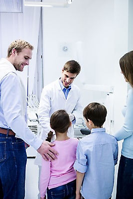 포토 JPG 백인 여자 남자 딸 아들 초등학생 가족 엄마 치과 소녀 소년 여러명 상반신 20대 성인 앞모습 뒷모습 10대 마주보기 깨끗함 화목 유치원생 의사 아빠 치과의사 국내포토 서양인 학생 어린이 뷰포인트 다수 컨셉 관계 모션 청소년 병원 사람 청년 의료진 파일형식