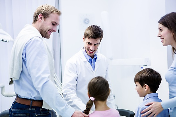 포토 JPG 백인 여자 남자 딸 아들 초등학생 가족 엄마 치과 소녀 소년 여러명 상반신 20대 성인 앞모습 뒷모습 10대 마주보기 깨끗함 화목 유치원생 의사 아빠 치과의사 국내포토 서양인 학생 어린이 뷰포인트 다수 컨셉 관계 모션 청소년 병원 사람 청년 의료진 파일형식