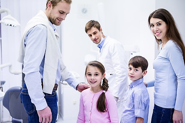 포토 JPG 백인 여자 남자 딸 아들 초등학생 가족 엄마 치과 미소 소녀 소년 여러명 상반신 20대 성인 옆모습 10대 깨끗함 화목 유치원생 의사 아빠 치과의사 국내포토 서양인 학생 어린이 뷰포인트 다수 컨셉 관계 청소년 표정 병원 사람 청년 의료진 파일형식