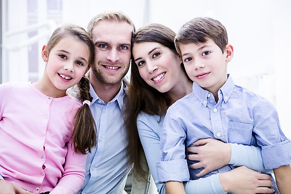 포토 JPG 백인 여자 남자 딸 아들 초등학생 가족 안기 엄마 치과 미소 소녀 소년 여러명 상반신 20대 성인 앞모습 10대 깨끗함 화목 유치원생 아빠 백허그 국내포토 서양인 학생 어린이 뷰포인트 다수 컨셉 관계 모션 포옹 청소년 표정 병원 사람 청년 파일형식