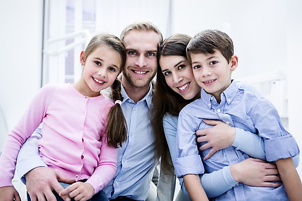 포토 JPG 백인 여자 남자 딸 아들 초등학생 가족 안기 엄마 치과 미소 소녀 소년 여러명 상반신 20대 성인 앞모습 10대 깨끗함 화목 유치원생 아빠 백허그 국내포토 서양인 학생 어린이 뷰포인트 다수 컨셉 관계 모션 포옹 청소년 표정 병원 사람 청년 파일형식