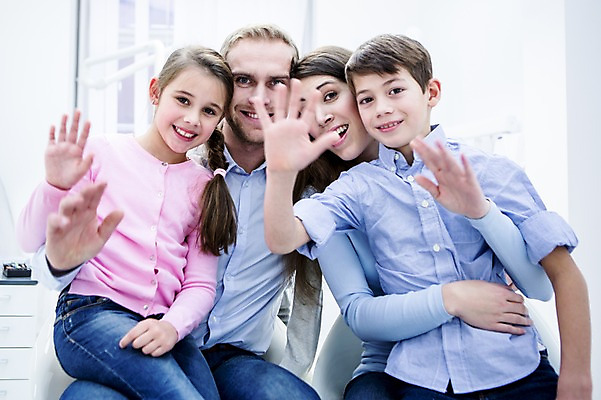 포토 JPG 백인 여자 남자 딸 아들 초등학생 가족 안기 엄마 치과 미소 앉기 소녀 소년 여러명 상반신 20대 성인 앞모습 10대 깨끗함 화목 유치원생 아빠 손인사 백허그 국내포토 서양인 학생 어린이 뷰포인트 다수 컨셉 관계 모션 포옹 청소년 표정 병원 사람 청년 인사 파일형식