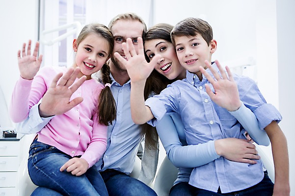 포토 JPG 백인 여자 남자 딸 아들 초등학생 가족 안기 엄마 치과 미소 앉기 소녀 소년 여러명 상반신 20대 성인 앞모습 10대 깨끗함 화목 유치원생 아빠 손인사 백허그 국내포토 서양인 학생 어린이 뷰포인트 다수 컨셉 관계 모션 포옹 청소년 표정 병원 사람 청년 인사 파일형식