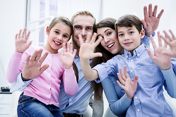 포토 JPG 백인 여자 남자 딸 아들 초등학생 가족 엄마 치과 미소 앉기 소녀 소년 여러명 상반신 20대 성인 앞모습 10대 깨끗함 화목 유치원생 아빠 손인사 국내포토 서양인 학생 어린이 뷰포인트 다수 컨셉 관계 모션 청소년 표정 병원 사람 청년 인사 파일형식