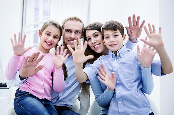 포토 JPG 백인 여자 남자 딸 아들 초등학생 가족 엄마 치과 미소 앉기 소녀 소년 여러명 상반신 20대 성인 앞모습 10대 깨끗함 화목 유치원생 아빠 손인사 국내포토 서양인 학생 어린이 뷰포인트 다수 컨셉 관계 모션 청소년 표정 병원 사람 청년 인사 파일형식