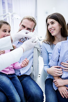 포토 JPG 백인 손 여자 남자 딸 아들 초등학생 가족 엄마 치과 미소 들기 앉기 소녀 소년 여러명 상반신 20대 성인 앞모습 신체부위 10대 깨끗함 화목 유치원생 아빠 치과의사 치아모형 국내포토 서양인 학생 어린이 뷰포인트 다수 컨셉 관계 모션 청소년 표정 병원 사람 청년 의사 치아 파일형식