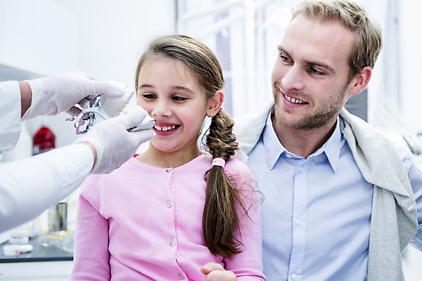 포토 JPG 백인 손 여자 남자 딸 초등학생 가족 치과 미소 들기 소녀 소년 상반신 20대 성인 앞모습 신체부위 10대 세명 깨끗함 화목 유치원생 양손 아빠 치과의사 치아모형 국내포토 서양인 학생 어린이 뷰포인트 컨셉 관계 모션 청소년 표정 병원 사람 청년 의사 치아 파일형식