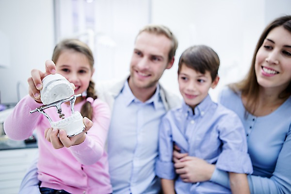 포토 JPG 백인 여자 남자 딸 아들 초등학생 가족 엄마 치과 미소 들기 소녀 소년 여러명 상반신 20대 성인 앞모습 10대 깨끗함 화목 유치원생 아빠 치아모형 국내포토 서양인 학생 어린이 뷰포인트 다수 컨셉 관계 모션 청소년 표정 병원 사람 청년 치아 파일형식