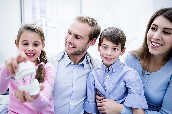 포토 JPG 백인 여자 남자 딸 아들 초등학생 가족 엄마 치과 미소 들기 소녀 소년 여러명 상반신 20대 성인 앞모습 10대 깨끗함 화목 유치원생 아빠 치아모형 국내포토 서양인 학생 어린이 뷰포인트 다수 컨셉 관계 모션 청소년 표정 병원 사람 청년 치아 파일형식