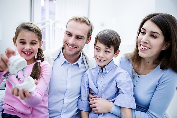 포토 JPG 백인 여자 남자 딸 아들 초등학생 가족 엄마 치과 미소 들기 소녀 소년 여러명 상반신 20대 성인 앞모습 10대 깨끗함 화목 유치원생 아빠 치아모형 국내포토 서양인 학생 어린이 뷰포인트 다수 컨셉 관계 모션 청소년 표정 병원 사람 청년 치아 파일형식