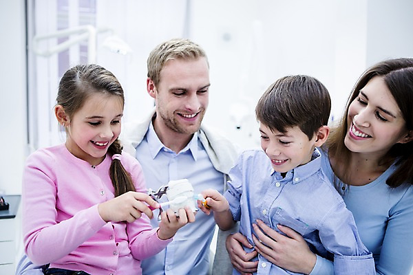 포토 JPG 백인 여자 남자 딸 아들 초등학생 가족 엄마 치과 미소 들기 소녀 소년 여러명 상반신 20대 성인 앞모습 10대 깨끗함 화목 유치원생 양치 아빠 칫솔 치아모형 국내포토 서양인 학생 어린이 뷰포인트 다수 컨셉 관계 모션 청소년 표정 병원 사람 청년 위생용품 청결 치아 파일형식