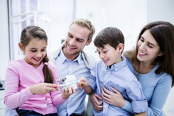 포토 JPG 백인 여자 남자 딸 아들 초등학생 가족 엄마 치과 미소 들기 소녀 소년 여러명 상반신 20대 성인 앞모습 10대 깨끗함 화목 유치원생 양치 아빠 칫솔 치아모형 국내포토 서양인 학생 어린이 뷰포인트 다수 컨셉 관계 모션 청소년 표정 병원 사람 청년 위생용품 청결 치아 파일형식