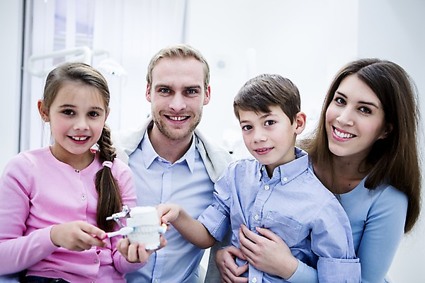 포토 JPG 백인 여자 남자 딸 아들 초등학생 가족 엄마 치과 미소 들기 소녀 소년 여러명 상반신 20대 성인 앞모습 10대 깨끗함 화목 유치원생 양치 아빠 칫솔 치아모형 국내포토 서양인 학생 어린이 뷰포인트 다수 컨셉 관계 모션 청소년 표정 병원 사람 청년 위생용품 청결 치아 파일형식